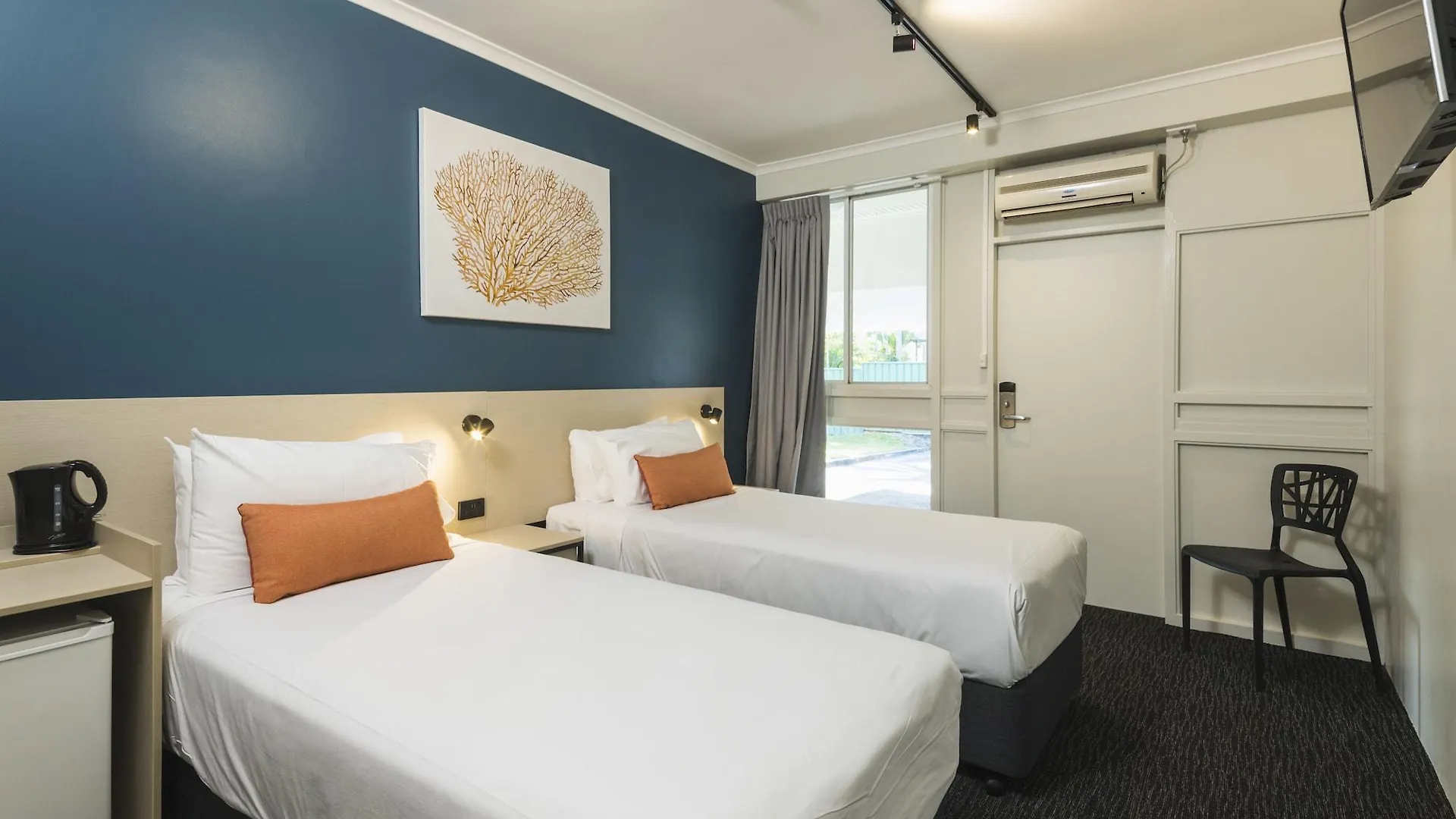 *** Hotel Nightcap At Edge Hill Tavern Cairns Australia