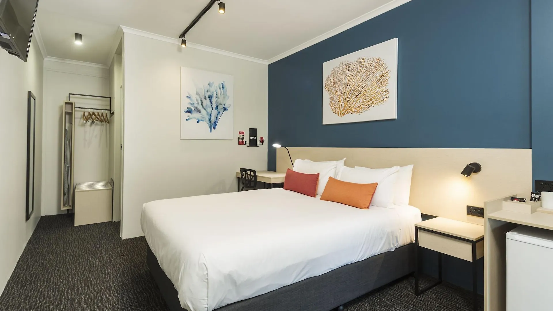 *** Hotel Nightcap At Edge Hill Tavern Cairns Australia