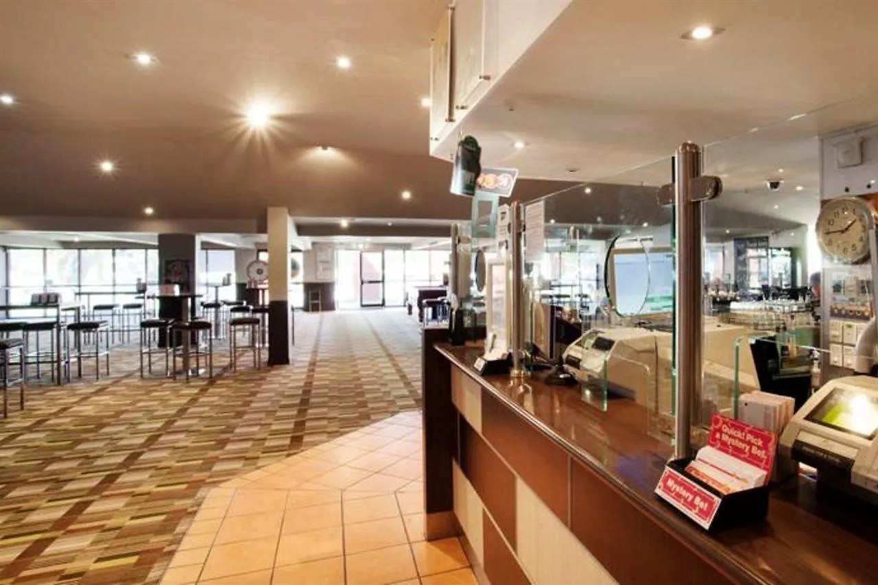 Nightcap At Edge Hill Tavern Cairns Hotel