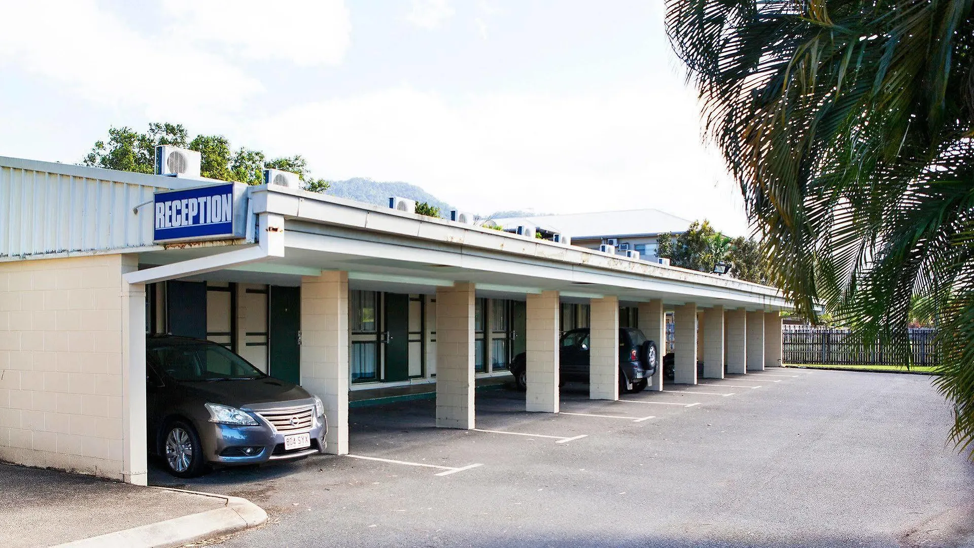 Hotel Nightcap At Edge Hill Tavern Cairns