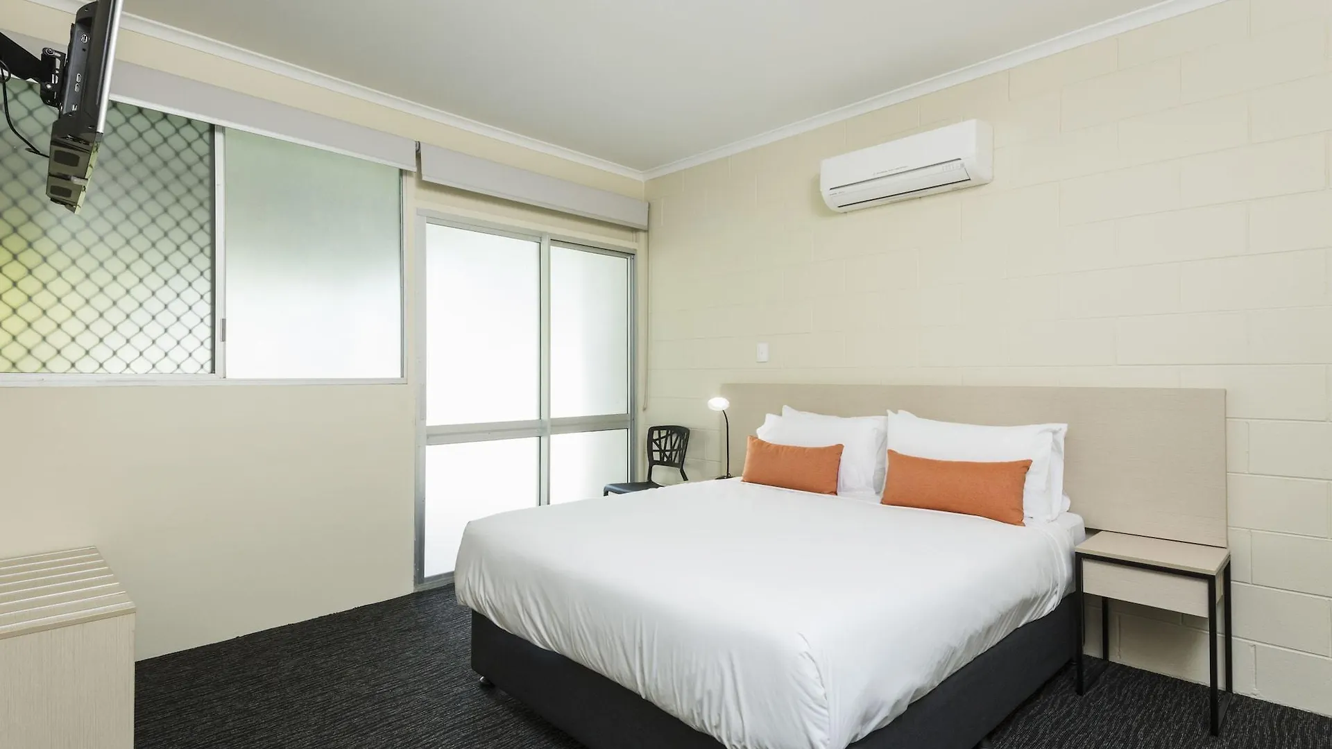Hotel Nightcap At Edge Hill Tavern Cairns