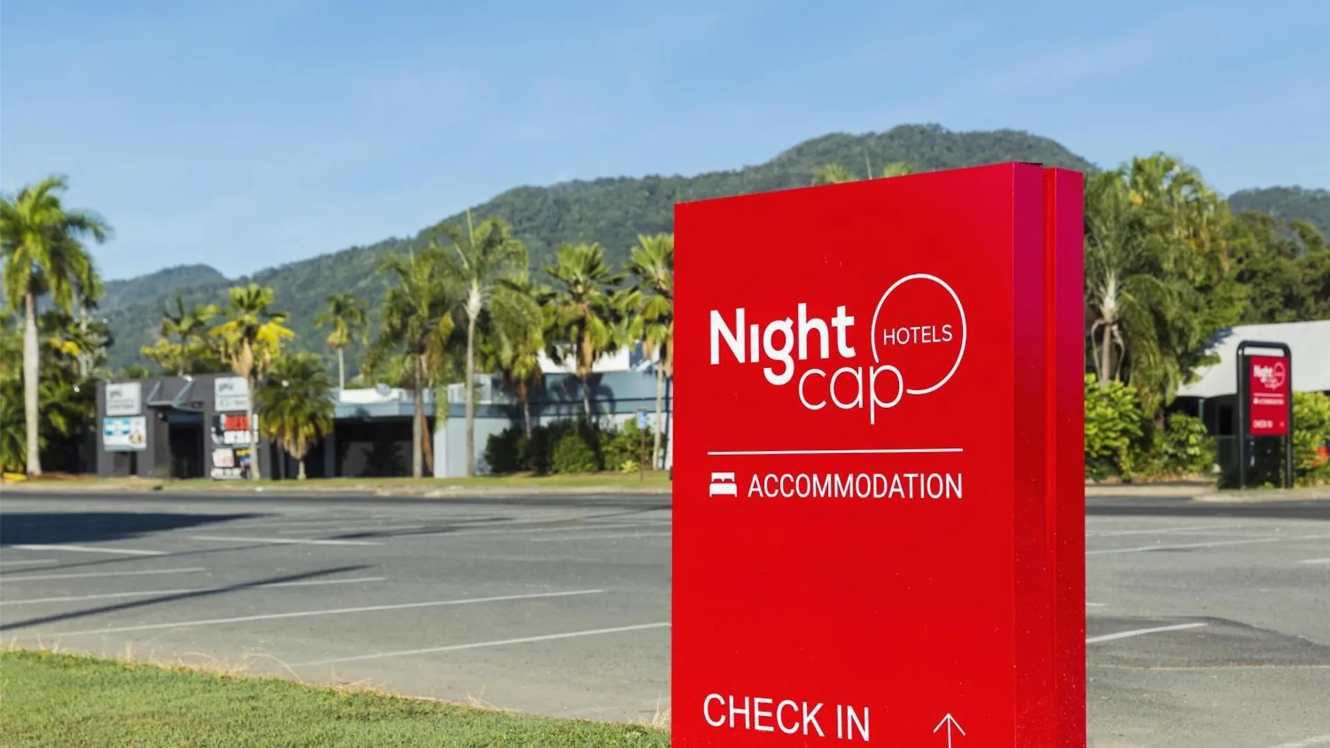 Nightcap At Edge Hill Tavern Cairns