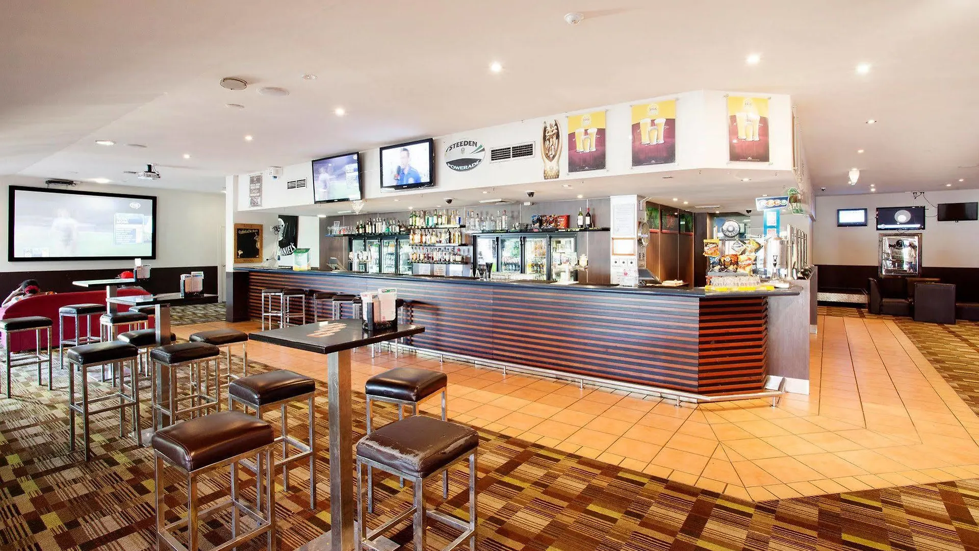 Nightcap At Edge Hill Tavern Cairns Hotel
